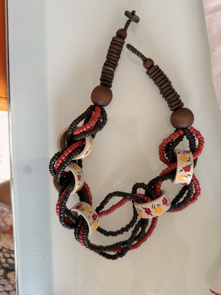 Colar com argolas e fecho com botao em couro