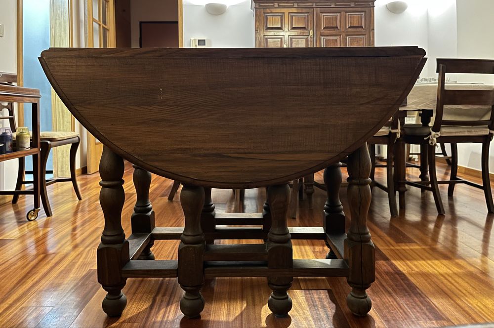 Mesa antiga em madeira maciça