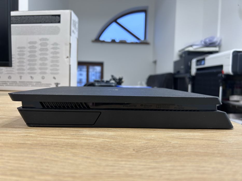Продам Playstation 4 Slim 7000 грн.
