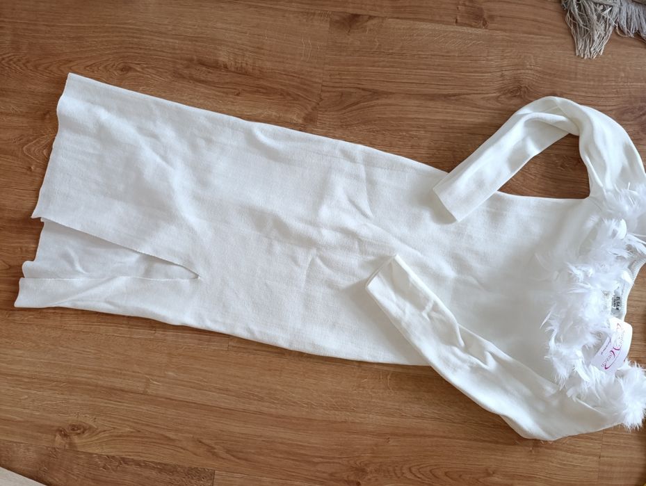 Biala sukienka dzianinowa midi prążek futerko hit rozcięcie