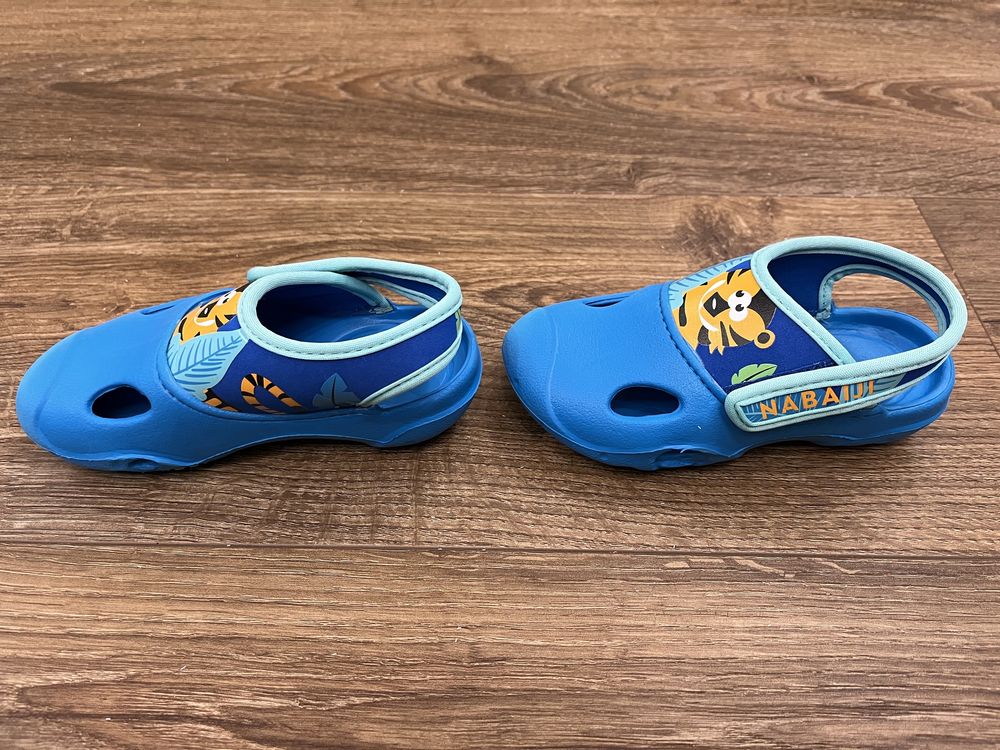 Sandały basenowe dla dzieci Nabaiji firmy Decathlon w rozmiarze 24-25
