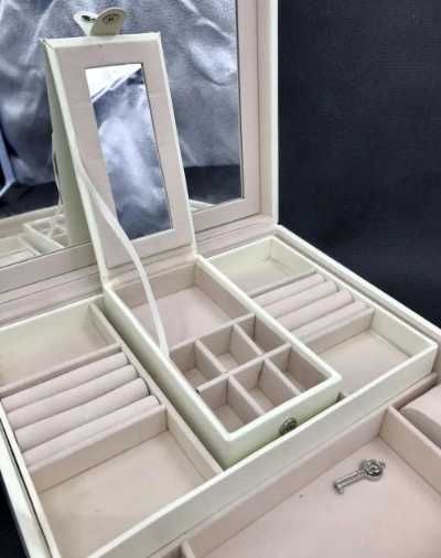 Скринька для прикрас з дзеркалом