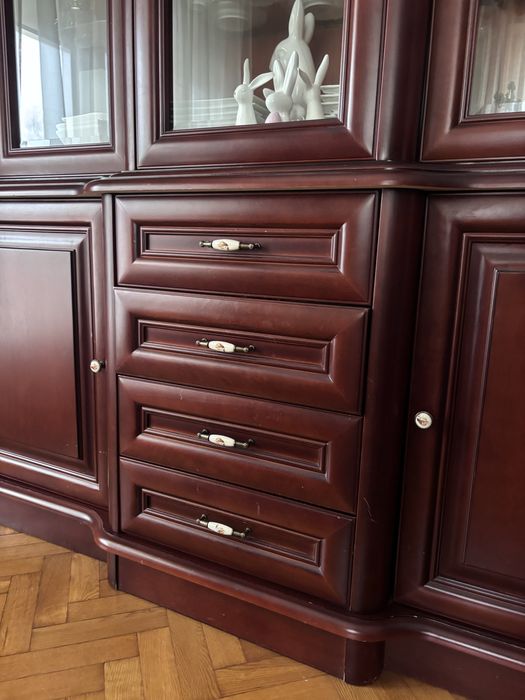 Zastaw drewnianych mebli