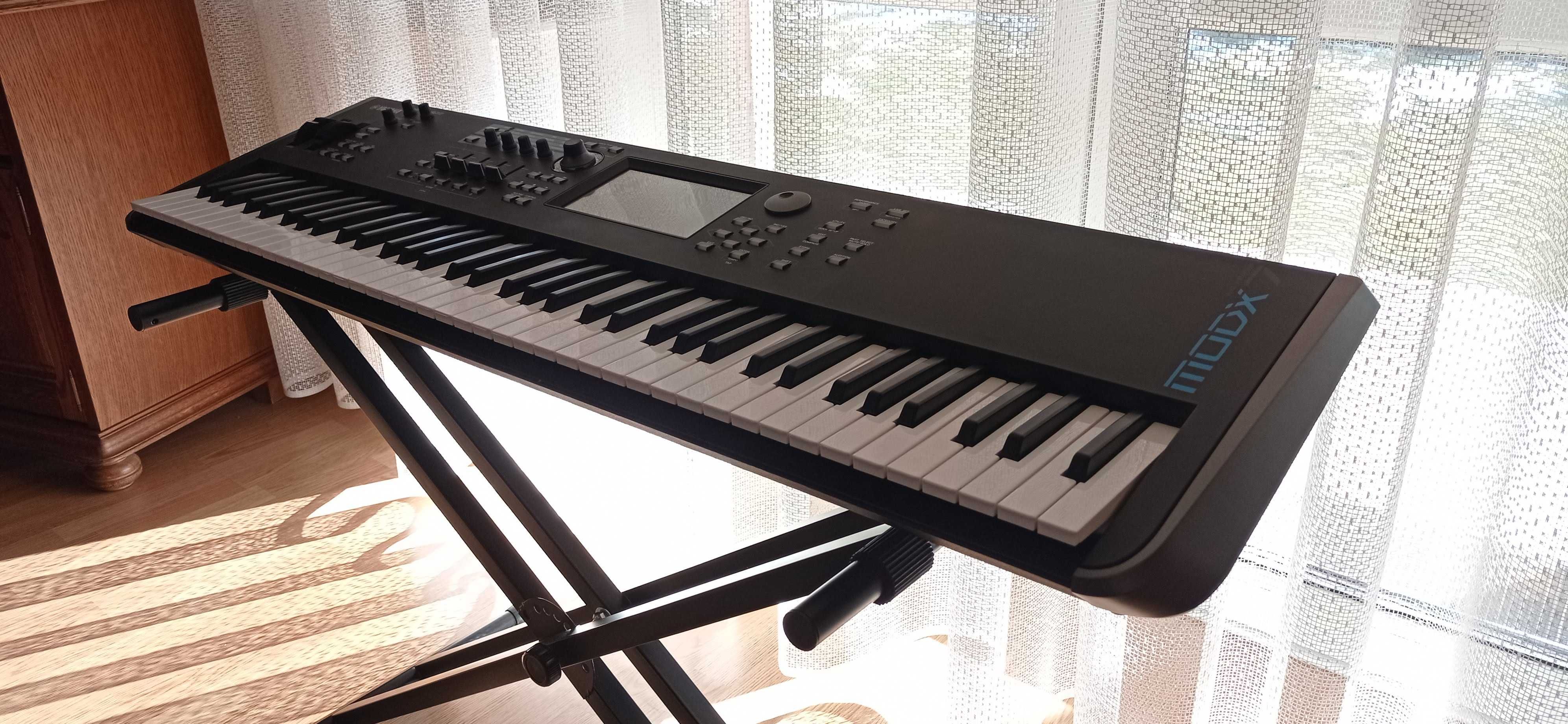 Yamaha MODX7 + dodatki: Olszak Pack, kufer, statyw,