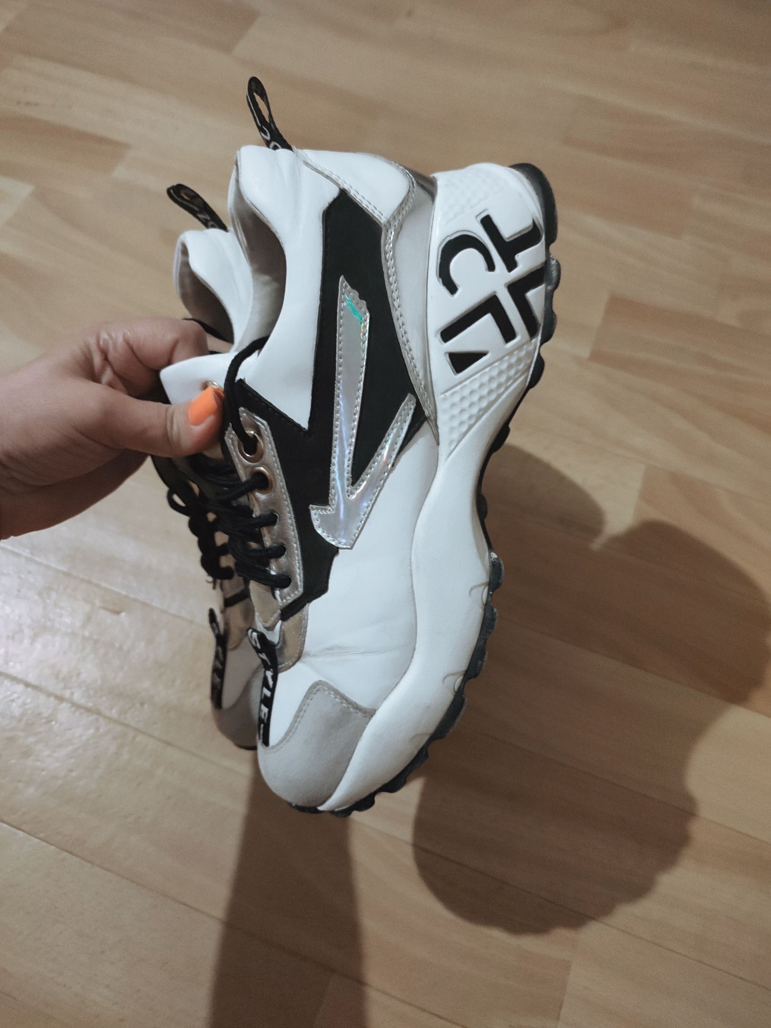 Продам кроссовки женские р 41