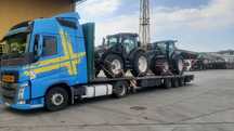 Transport maszyn rolniczych budowlanych. Niskopodwozie