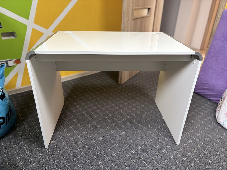 Biurko w białym połysku