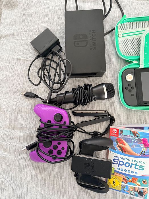 Duas Nintendo para venda, com jogos e todos os acessórios .