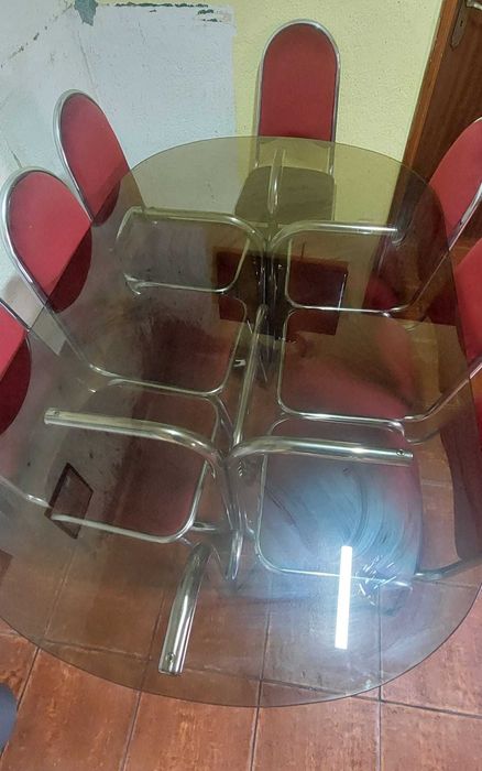 Mesa de vidro com 8 cadeiras
