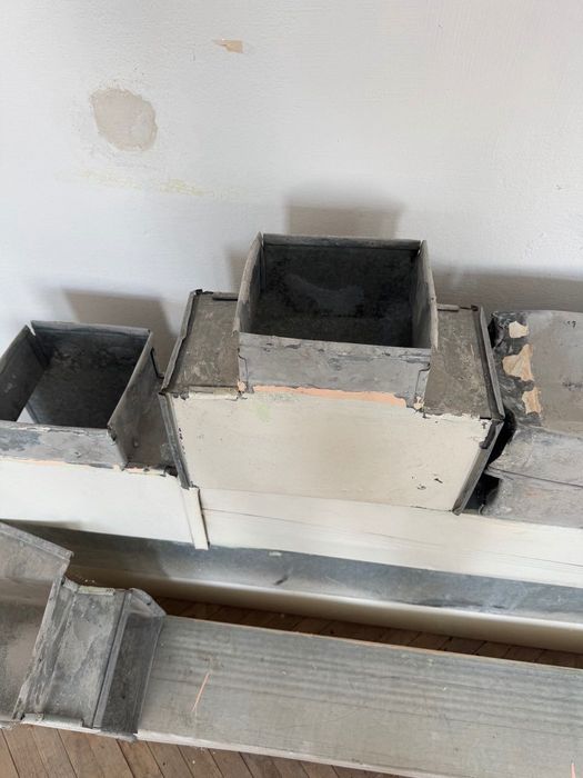 Демонтовані оцинковані вентиляційні труби