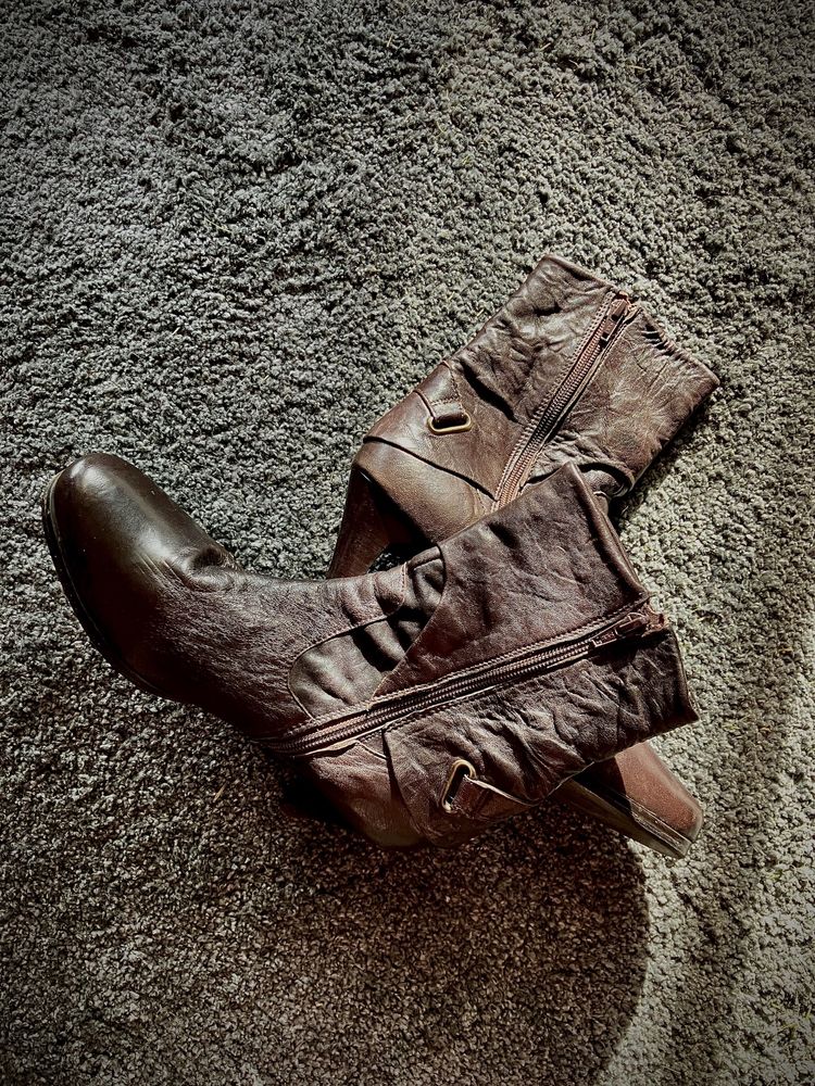 Buty skórkowe na obcasie, jesienne