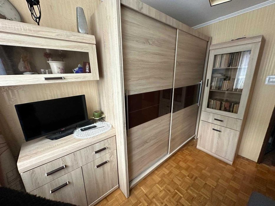 Zestaw mebli do pokoju/sypialni w kolorze beżowym