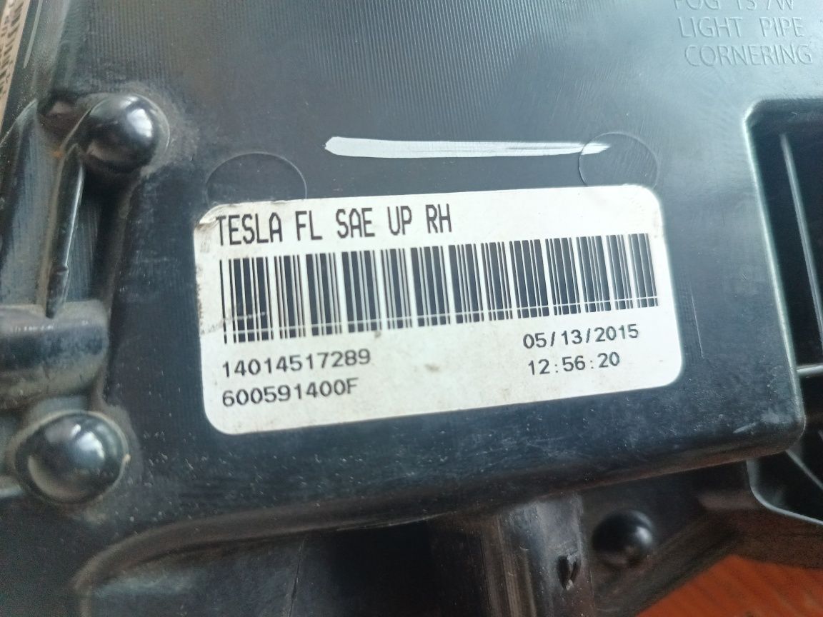 Противотуманка права Tesla S