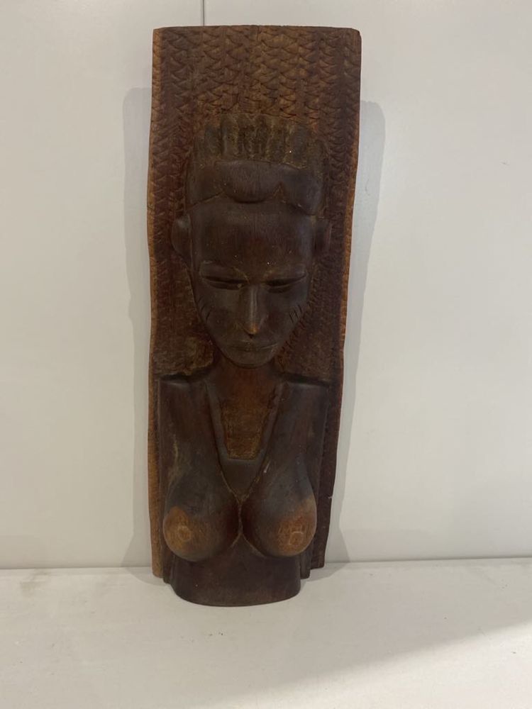Rzeźba w drewnie murzynka kobieta