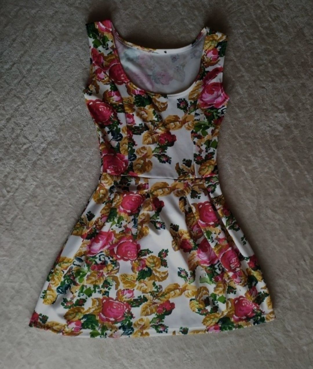 Sukienka kremowa w kwiaty (bez rękawów, z imitacją haftu)