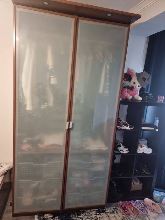 Mobília de quarto com umas marcas ou outras