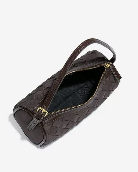 Жіноча сумка крос-боді з плетеної екозамші в шоколадному кольорі