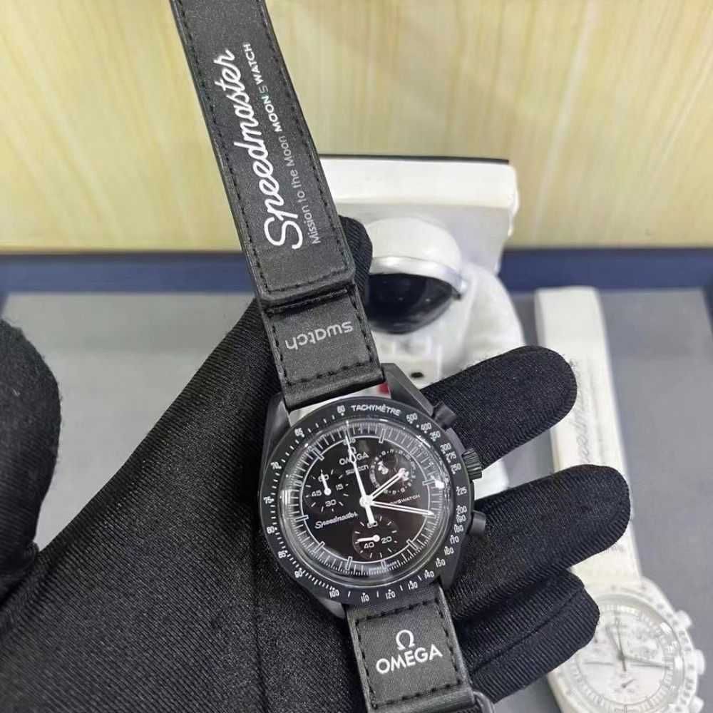 SO33B700 Omega x Swatch: Snoopy i Tajemnica Księżyca