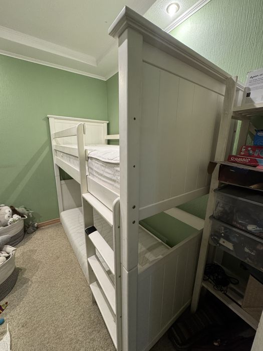 Ліжко деревʼяне із матрасами