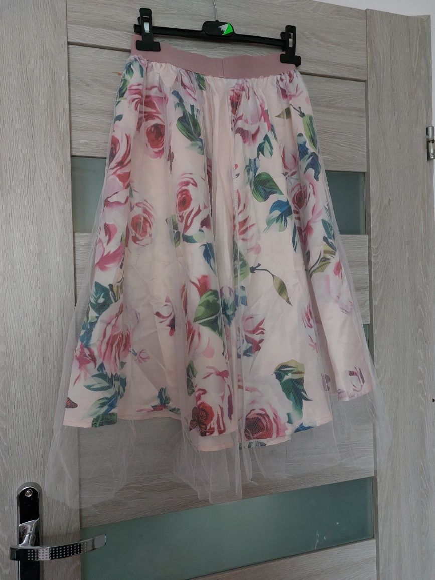 Tiulowa spódnica w kwiaty + różowy top