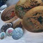 Diversos pratos e pratinhos para decorar a parede ou os  móveis