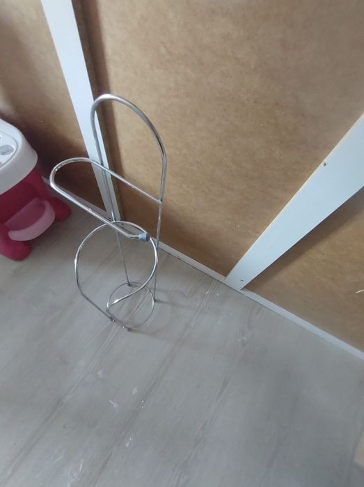 Stojak na papier toaletowy