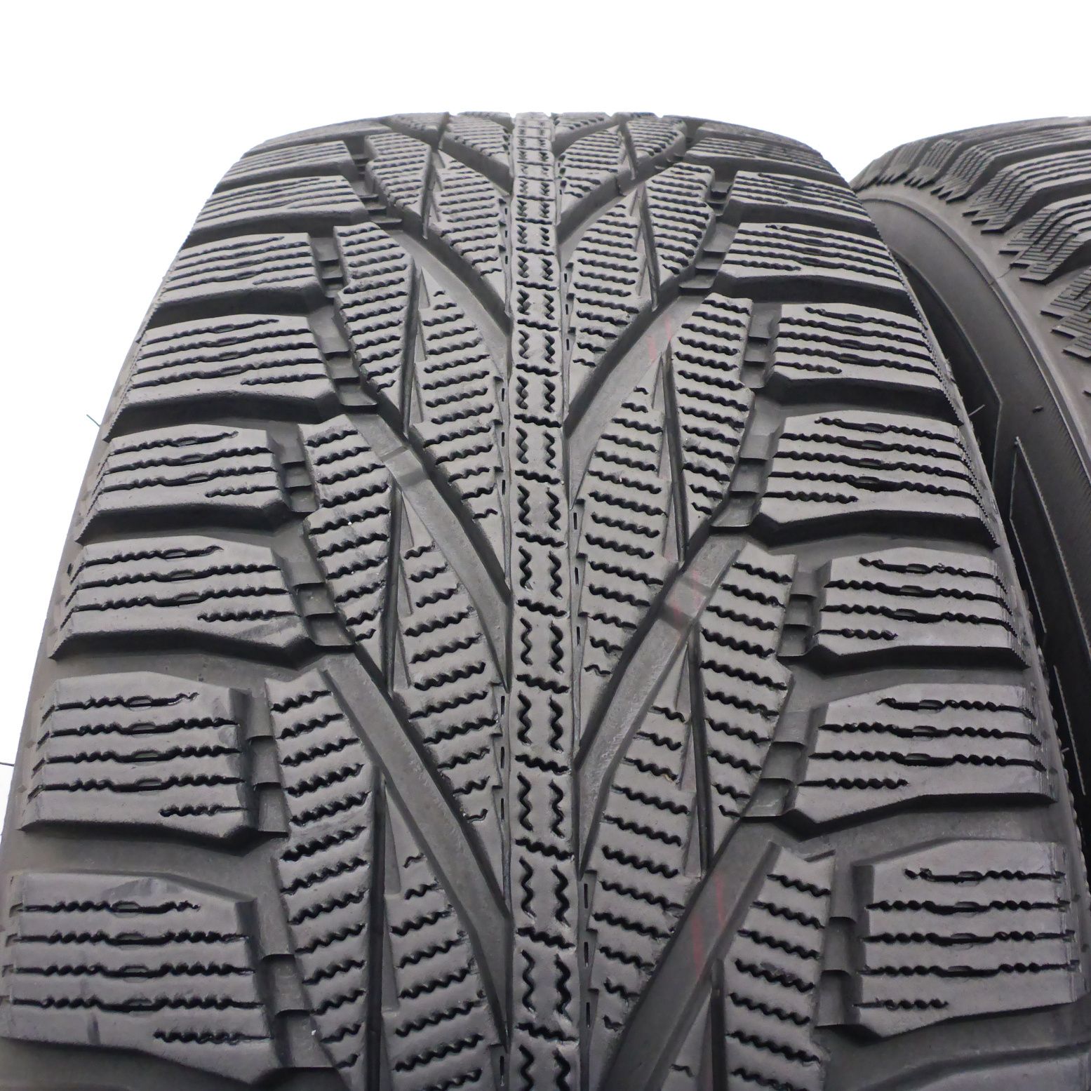235/75/15 Nokian 235/75R15 105R Hakkapelitta R2 SUV Zima 7,2mm 2014