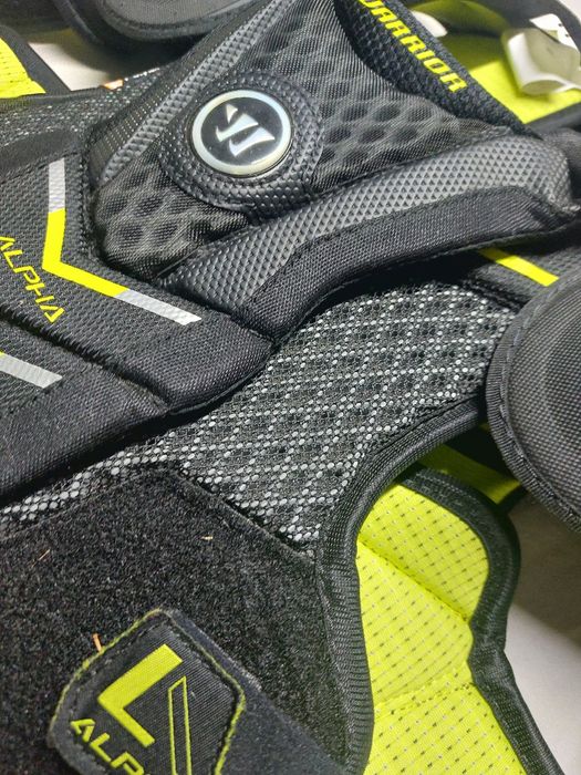 Naramiennik  hokejowy Warrior Alpha .rozm. L.