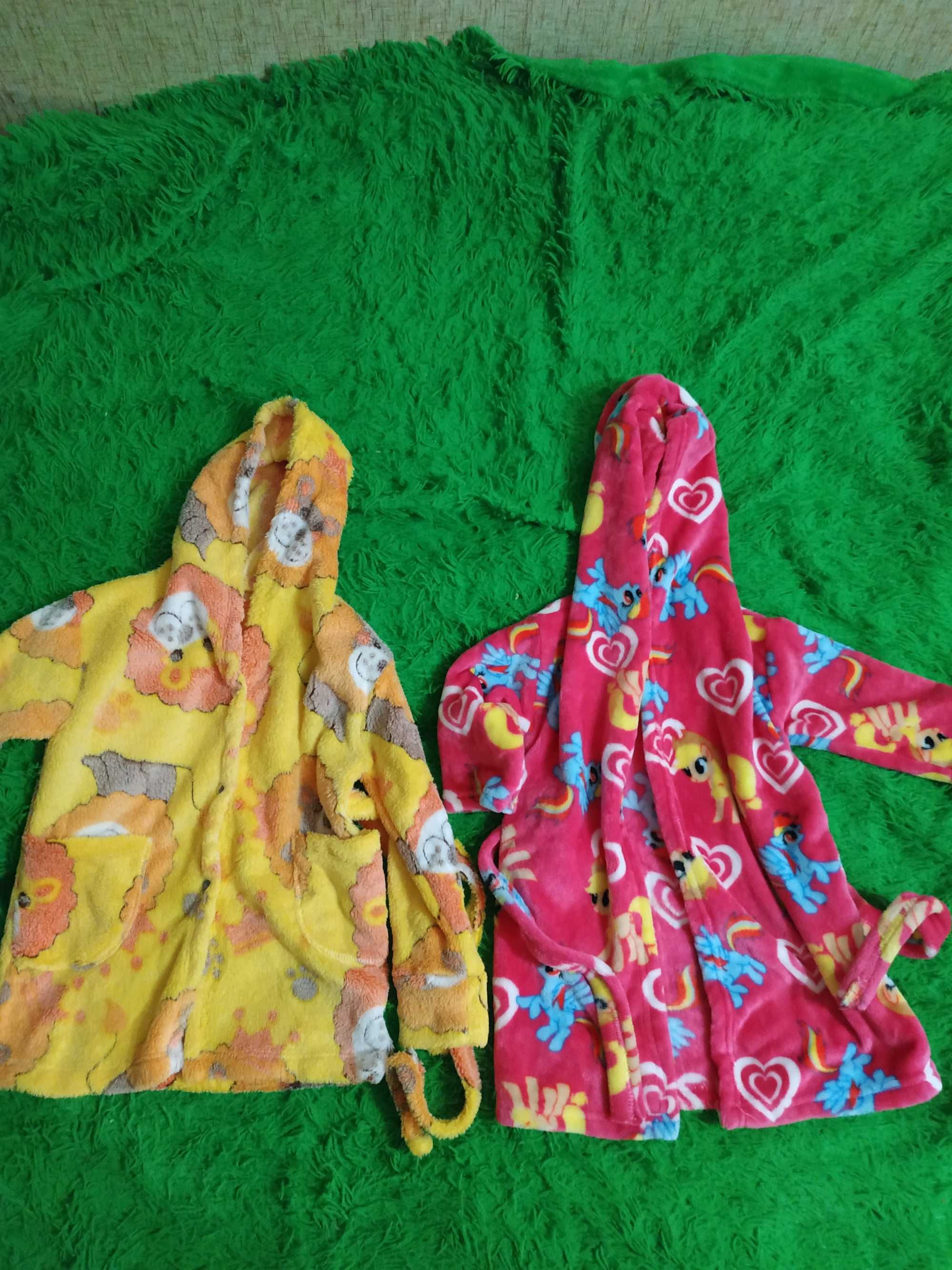 Продам новые махровые халаты на девочку 2-3 года