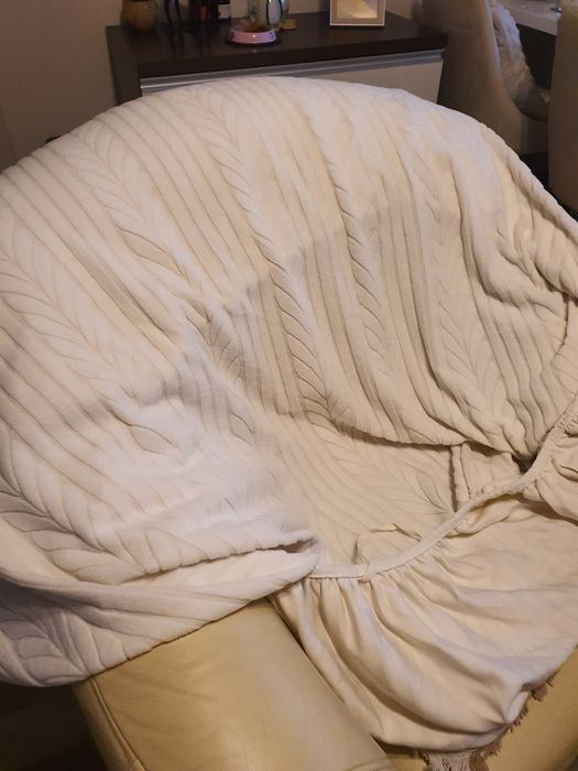 Narzuta na sofe 2 osobową kremowa