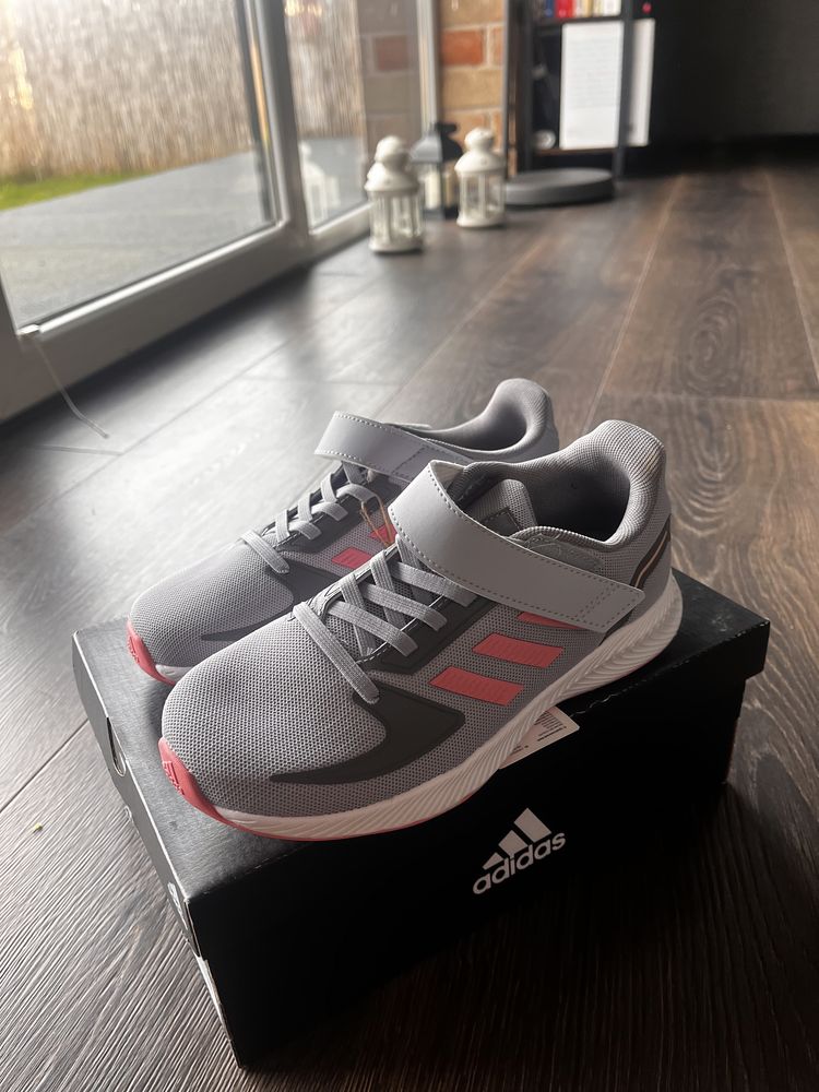 Buty Adidas nowe rzep - 35