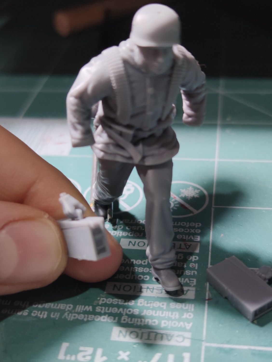 Figurka żołnierz skala 1/25 do modeli kartonowych