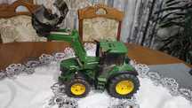 Traktor John Deere 6920 z ładowaczem firmy bruder
