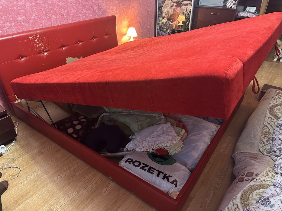 Двоспальне ліжко з матрацом
