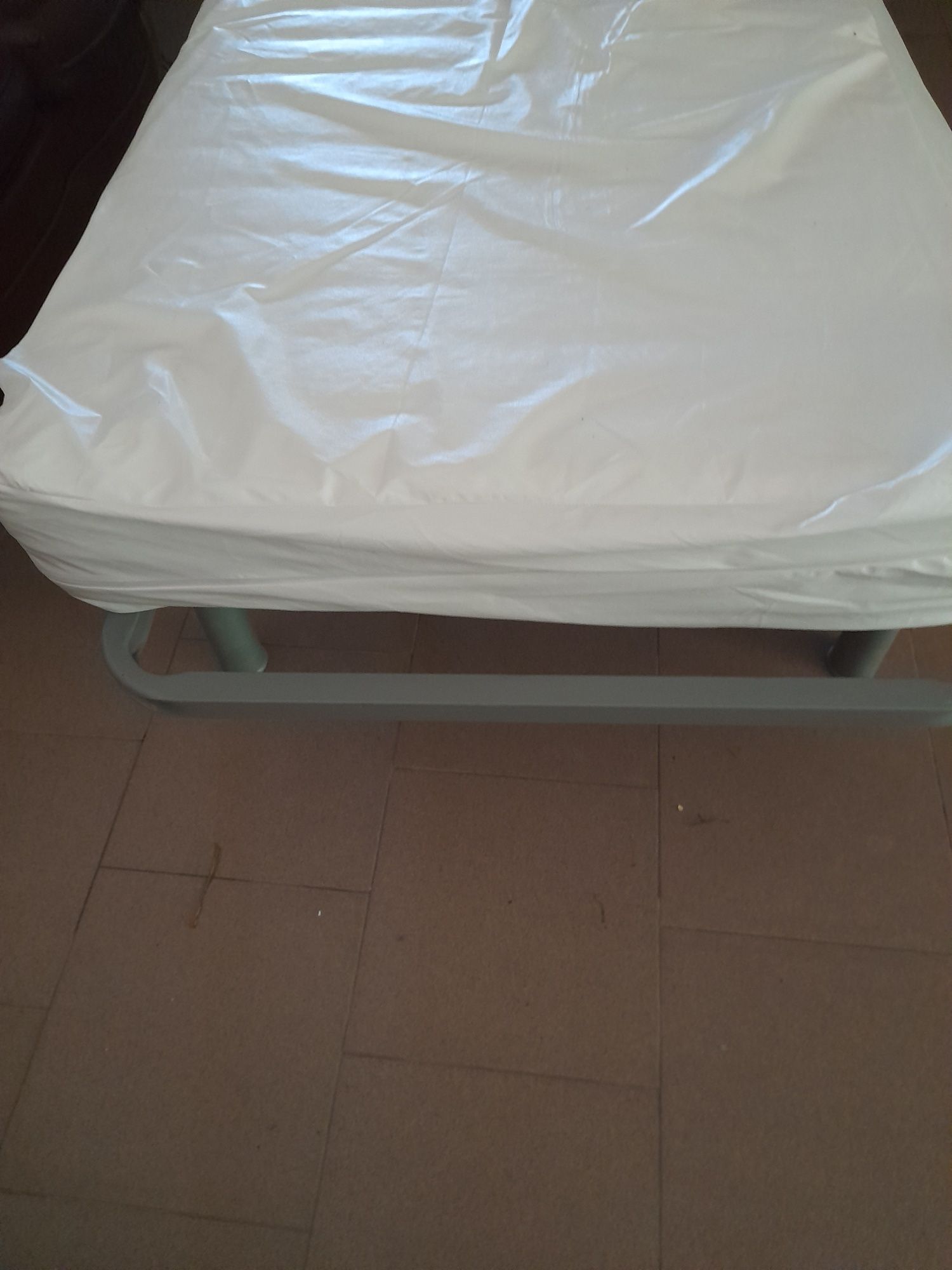Cama estrado com  pés e colchão