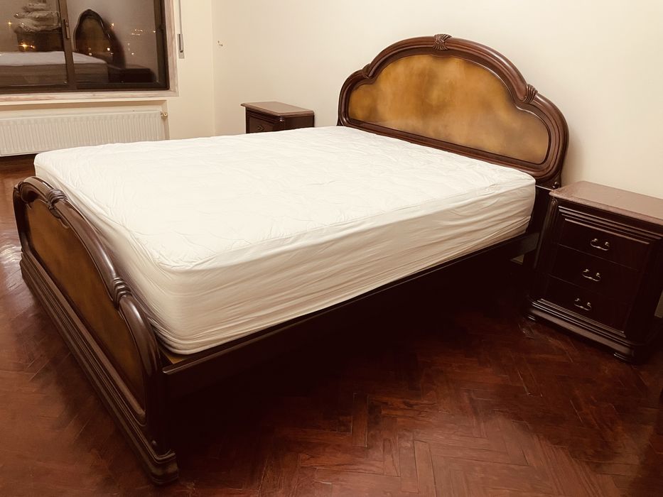 Cama de casal em madeira com colchão