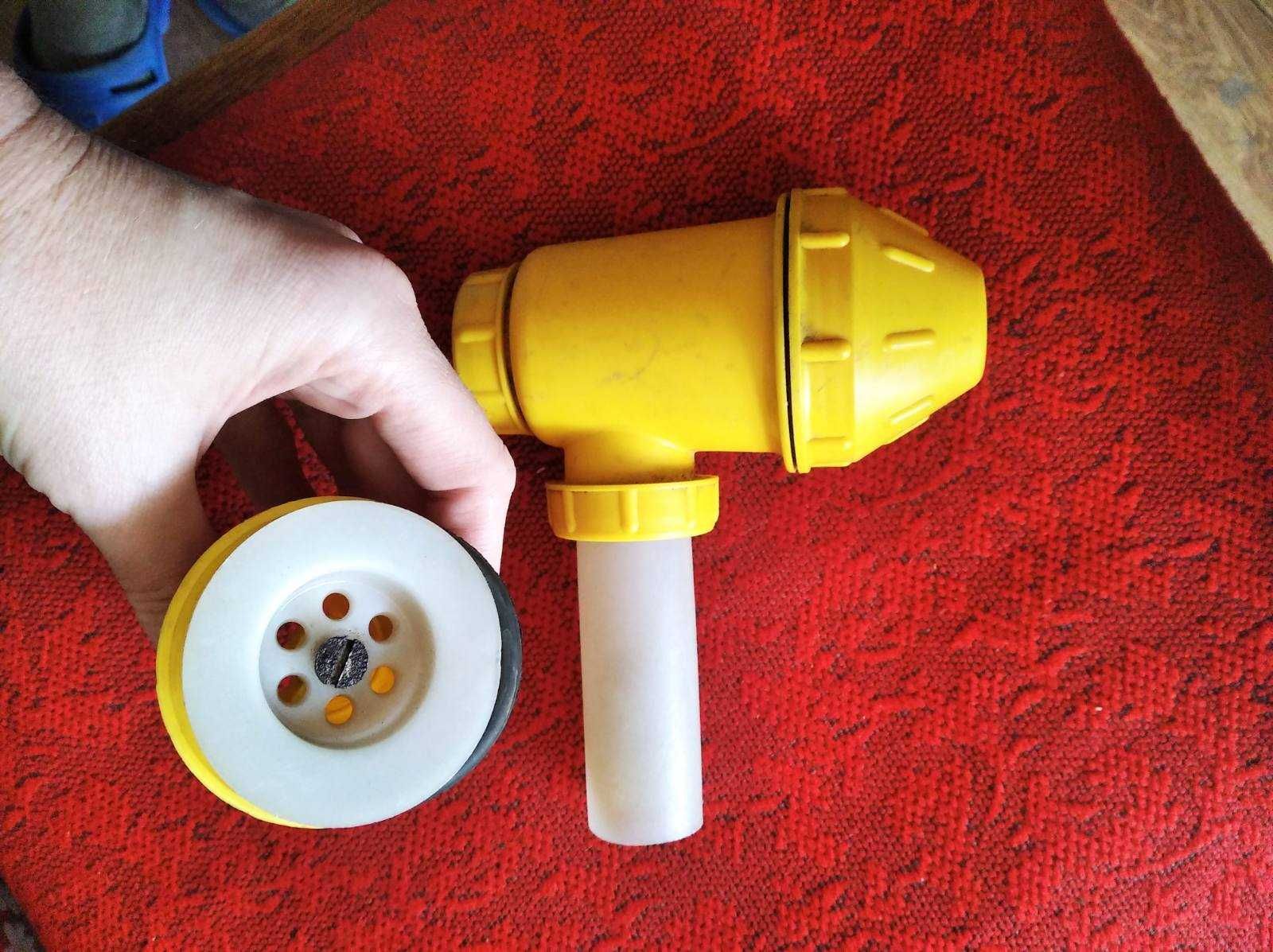Сифон жёлтый пластиковый под диаметр трубы с просветом 25 мм
