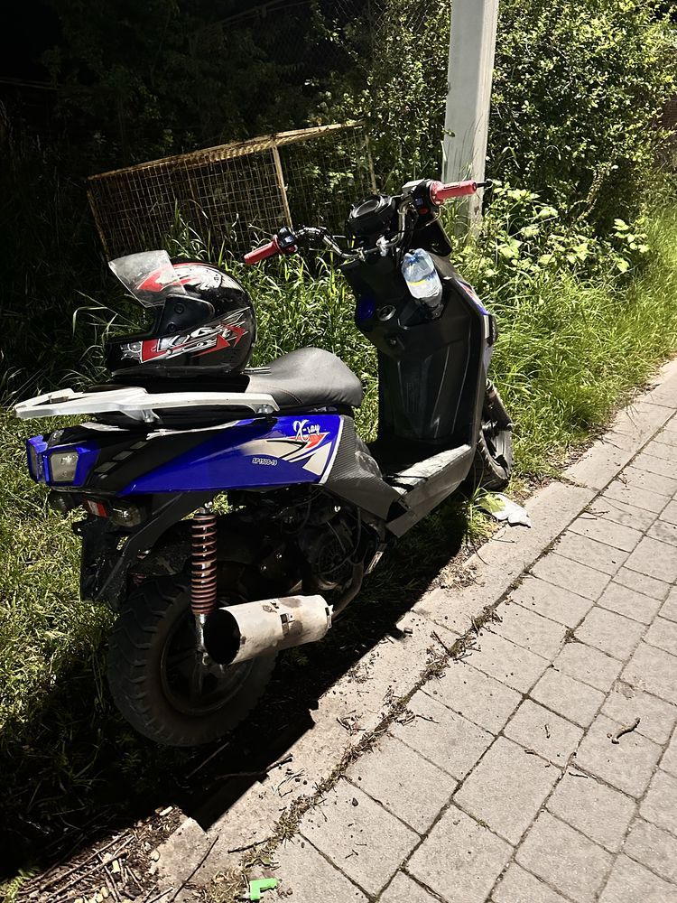 Скутер Spark 150 кубів. З тюнінгом невеликим, підтриманий