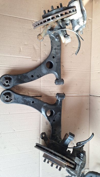 Toyota Avensis T25 wahacze przód komplet lewy i prawy Stan bdb