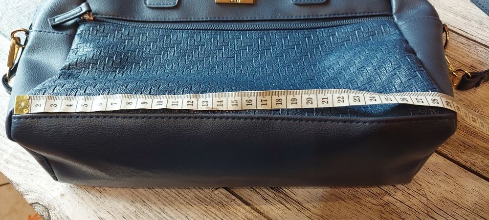 Granatowa torebka z rozsuwaną kieszenią