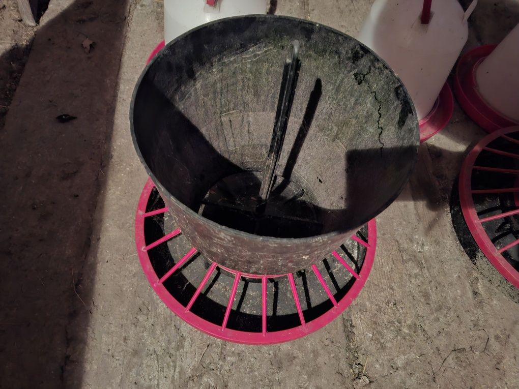Sprzedam 3 poidła i 2 karmniki dla kur