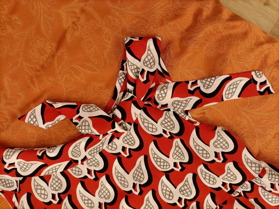 Zwiewna rozkloszowana sukienka 152/158