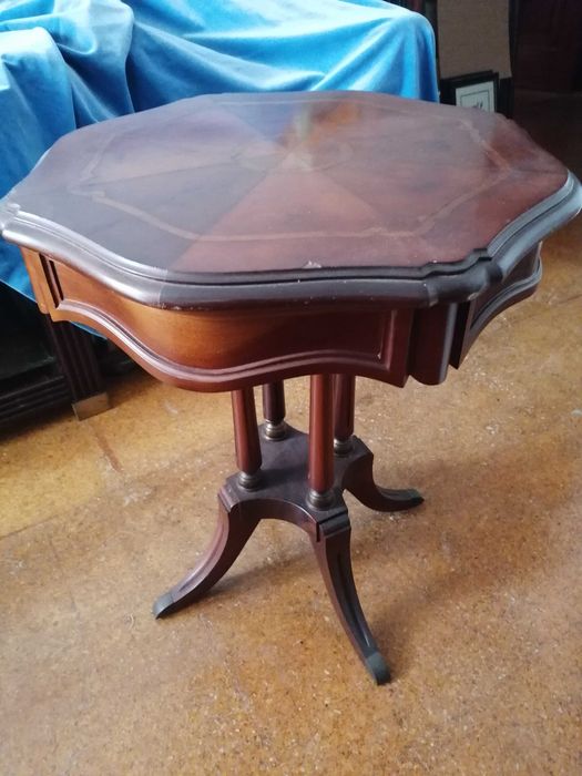 Mesa de apoio estilo inglês, em madeira e apliques em metal dourado