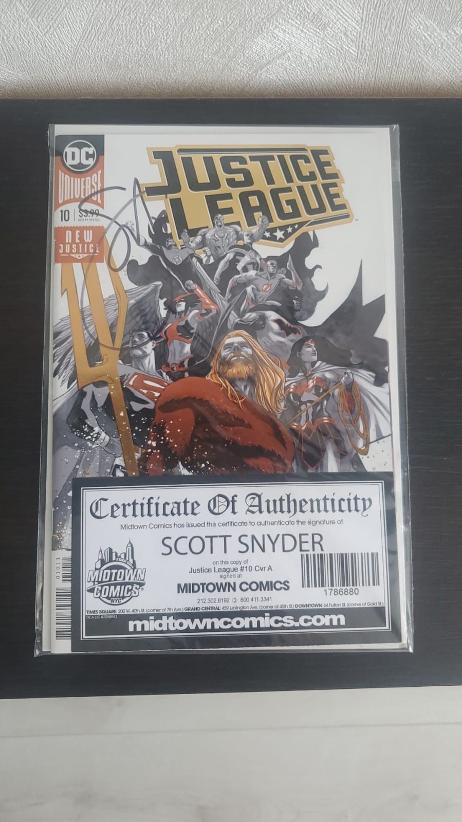 Комикс Justice League #10-Enhanced Foil version signed by Scott Snyder