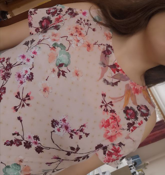 Bluzka w kwiatki z baskinką wycięcia na ramionach Orsay L