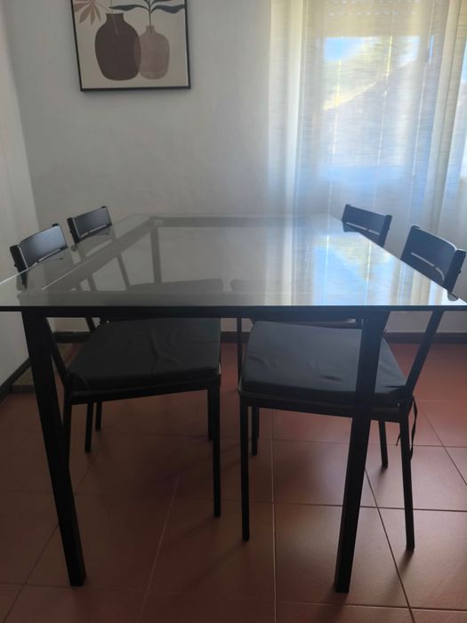 Conjunto mesa de jantar + 4 cadeiras (PERFEITO estado)