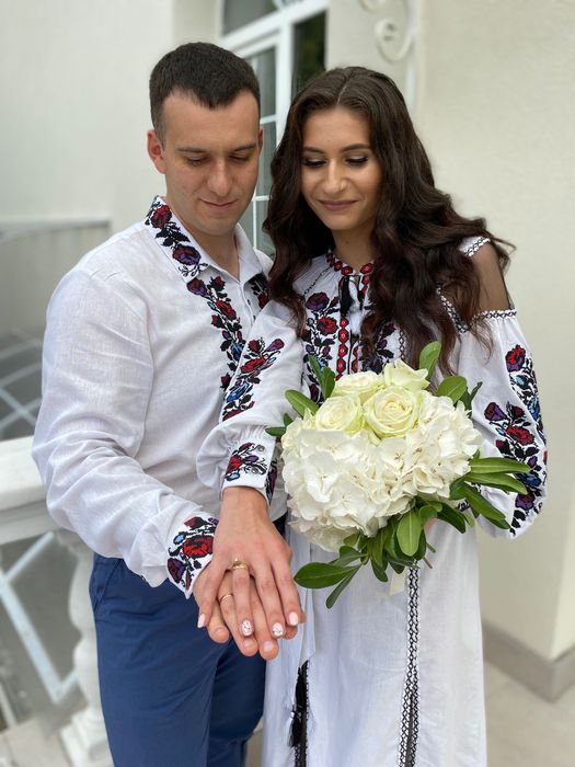 Вишите плаття та чоловіча сорочка