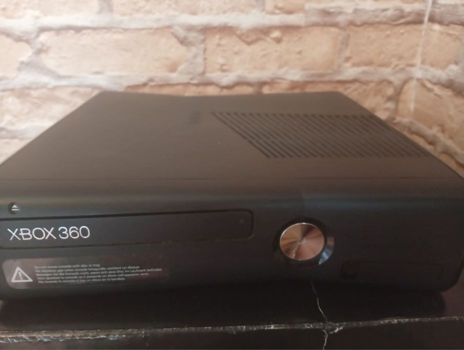 продам Xbox 360 два джойстики та диски