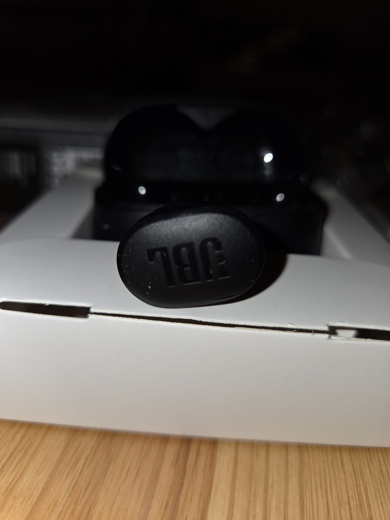 Lewa słuchawka JBL Tune Buds + Etui