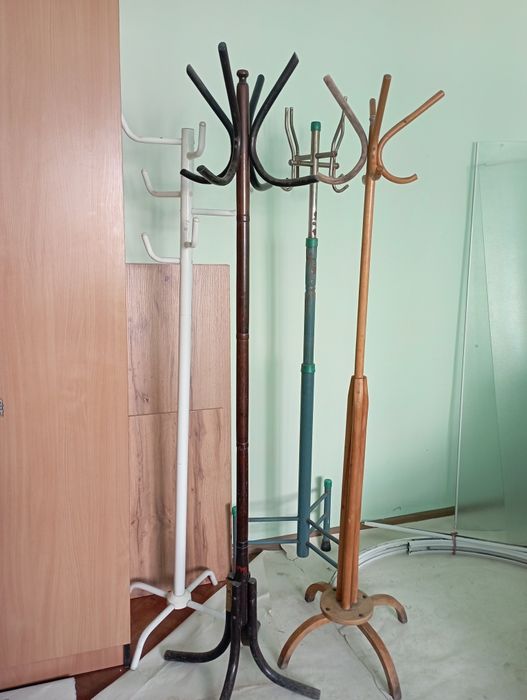 Вішаки стійки вінтажні для одягу